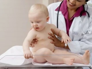 Bé trai hẹp bao quy đầu dễ bị nhiễm trùng đường niệu