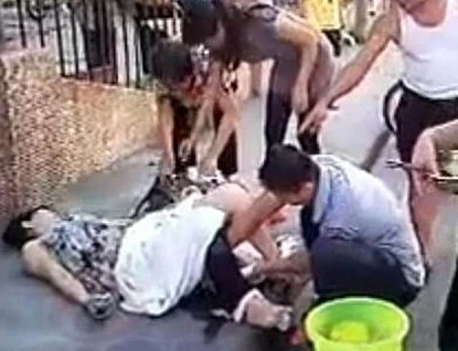 Chồng giúp vợ vượt cạn giữa phố