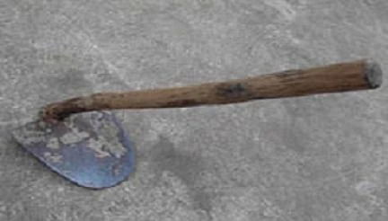 Không được đi làm, vợ dùng cuốc bổ chết chồng