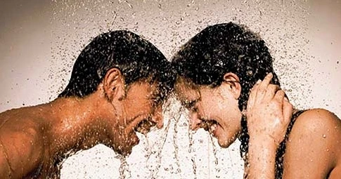 Nên và không nên khi “yêu” dưới vòi tắm hoa sen