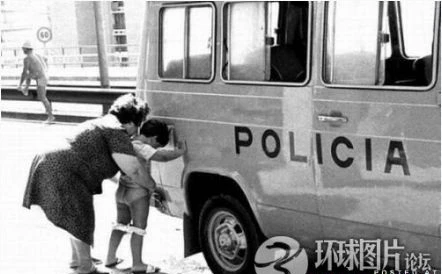 Bị phạt vì cho con... tè bậy trên phố