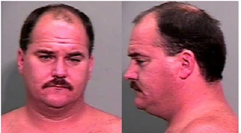 Say rượu, khỏa thân trước cửa nhà hàng xóm