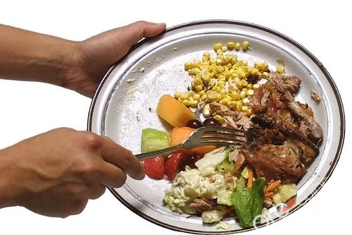 Bắn nhân viên quán ăn vì nghi bị phục vụ đồ ăn thừa