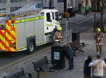 Giải cứu cụ ông bị kẹt đầu trong thùng rác