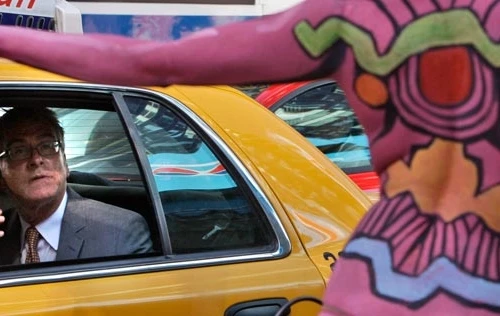 Người mẫu kiện vì bị bắt khi đang khỏa thân