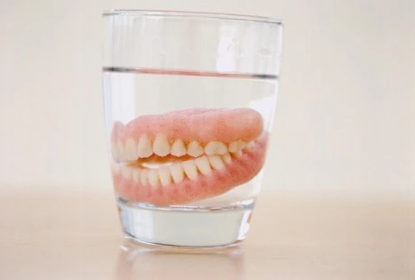 Cụ ông tử vong do nuốt phải răng giả