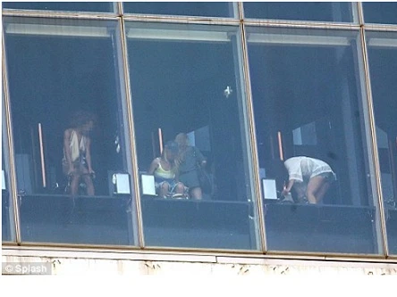 Sốc vì bất ngờ phát hiện ngồi trong toilet trong suốt 