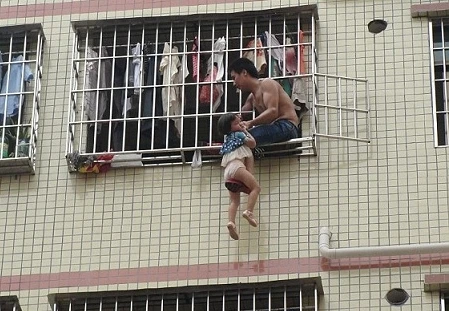 Giận vợ, chồng treo con ngoài cửa sổ tầng 6