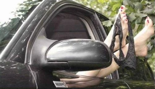 Nữ giáo viên quan hệ với học sinh trong xe ôtô