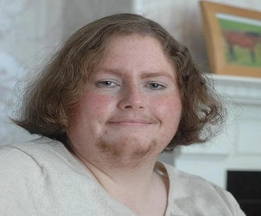 Bà nội trợ để râu quyên tiền cho quỹ từ thiện vì ung thư