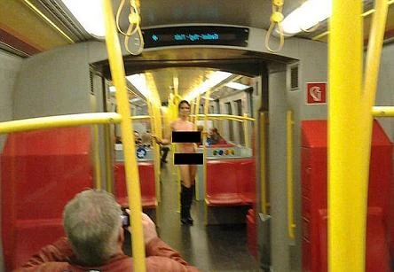 Bất ngờ trước cảnh hành khách nữ khỏa thân trên tàu điện