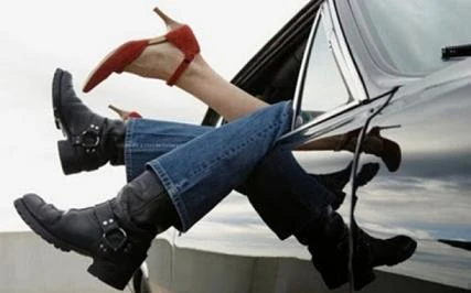 Phát hiện vợ “mây mưa” với “phi công trẻ” nhờ... smartphone