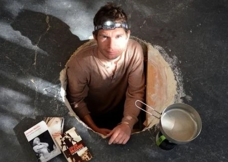 Tự chôn mình dưới hố 7 ngày để…đọc sách