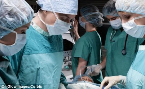 Bất cẩn trong khi đỡ đẻ, bác sĩ làm đứt rời đầu thai nhi