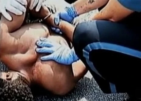 Lại phê “thuốc”, khỏa thân, tấn công cảnh sát