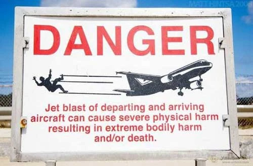 Bị động cơ phản lực máy bay thổi tung người