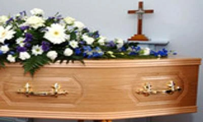 Sốc với bộ lịch người mẫu ngực trần tạo dáng bên quan tài