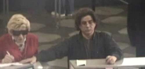 Đóng giả người mẹ quá cố với mưu đồ bất chính