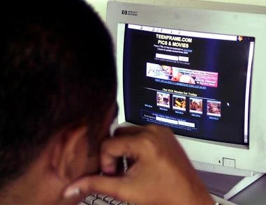 Chàng trai cứ xem phim sex được 5 phút là đau đầu