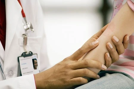 Trẻ mắc bệnh viêm khớp dễ bị nhiễm trùng bệnh viện