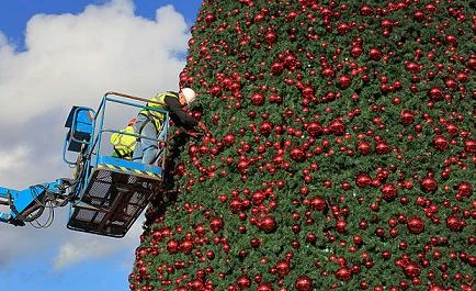 Choáng ngợp với cây thông Noel khổng lồ