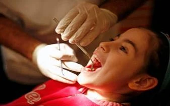 Trẻ thiếu vitamin D, lớn dễ bị sâu răng 