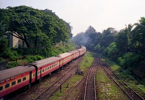 Thiếu nữ bị đẩy khỏi đoàn tàu đang chạy vì từ chối quan hệ