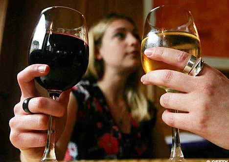 Uống ít rượu cũng làm tăng nguy cơ ung thư vú