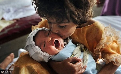 Bé gái sơ sinh khóc thét trong...đám tang của chính mình