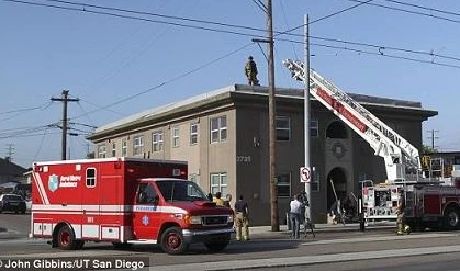 Trượt chân ngã nhào ra khỏi cửa sổ khi đang tắm