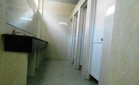 Giám sát viên đặt máy quay lén nữ sinh trong phòng thay đồ