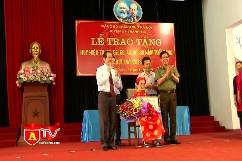 Trao Huy hiệu 70 năm tuổi Đảng cho đảng viên lão thành ở Sơn Tây và Thanh Trì