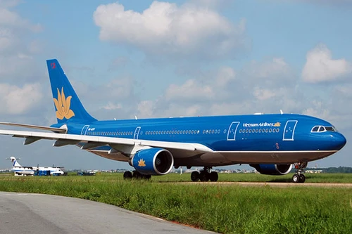 Máy bay Vietnam Airlines hạ cánh khẩn để cấp cứu bệnh nhi