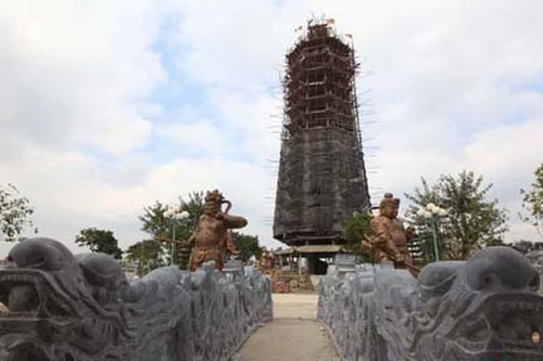 Chuẩn bị đặt nóc Bảo Tháp Đại Bi tại chùa Phúc Lộc