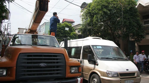 1 thanh niên bị điện giật treo trên cây khi trang trí Noel