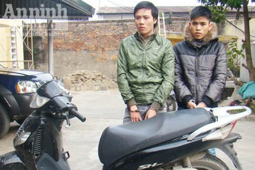 Hai "đá xế" SH sa lưới trên đường mang xe đi "đập phá"