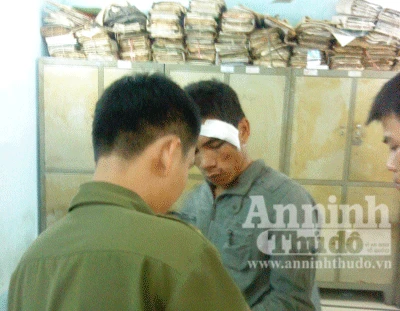 Cuộc vật lộn sống còn với tên cướp liều lĩnh trên xe taxi