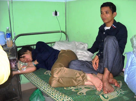 Không khởi tố gã chủ Trung Quốc đổ keo vào tay công nhân Việt Nam