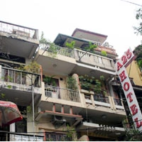 Bị doạ cưỡng bức, cô gái leo lên nóc nhà 5 tầng trốn trong đêm lạnh giá