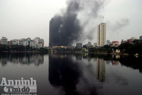 EVN khẳng định chưa có thiệt hại về người trong vụ cháy toà Tháp đôi
