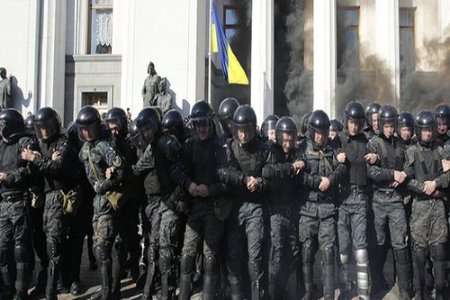 Đụng độ bên ngoài tòa nhà Quốc hội ở Kiev, 15 cảnh sát chống bạo động bị thương