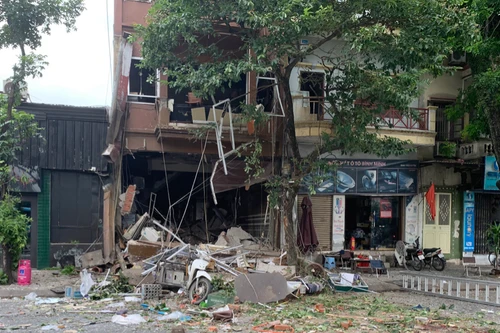 Cận cảnh hiện trường vụ nổ khí gas tại phố Yên Phụ khiến nhiều người bị thương