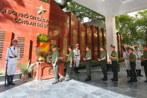 Công an Hà Nội dâng hương tưởng nhớ, tri ân các anh hùng liệt sỹ