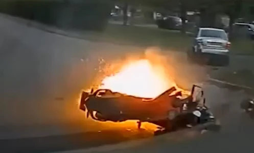 Xe máy bốc cháy dữ dội trên đường sau khi đâm vào ô tô Audi