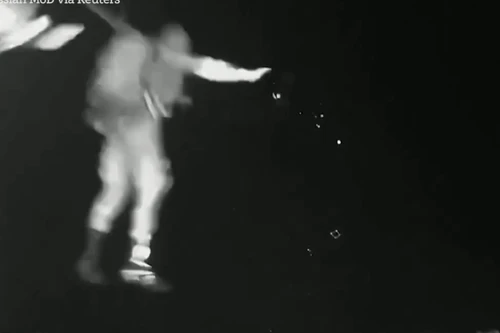 Xem binh sĩ Nga và Syria lao mình khỏi máy bay trong đêm tối