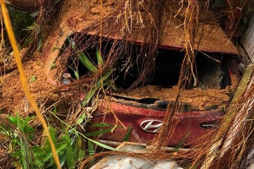 Sạt lở đất làm đèo Bảo Lộc ách tắc hoàn toàn, 3 chiến sỹ Cảnh sát giao thông và 1 người mất tích