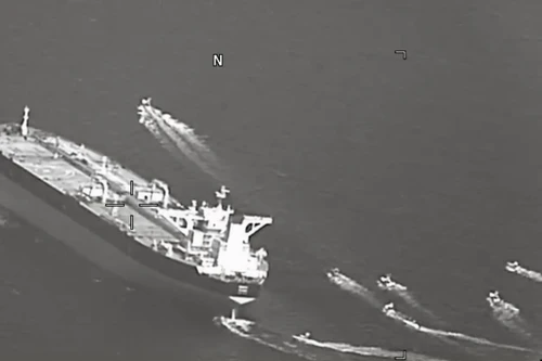 Cả chục xuồng tấn công nhanh Iran vây bắt tàu chở dầu ở Eo biển Hormuz