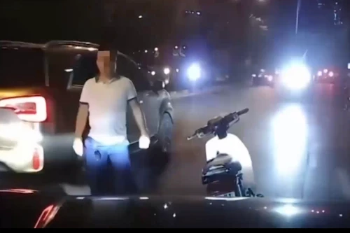 Chặn đầu, ép xe ô tô dừng giữa đường, người đàn ông bị tổ công tác 141 xử phạt