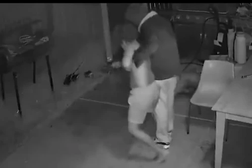 Gã đàn ông đeo mặt nạ lẻn vào nhà bắt cóc bé trai