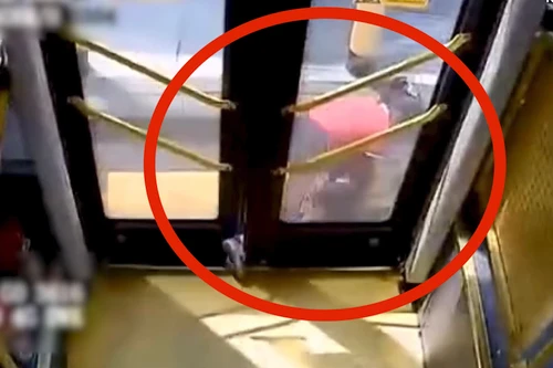 Kẹt chân vào cửa xe buýt, bé gái 6 tuổi bị kéo lê trên đường